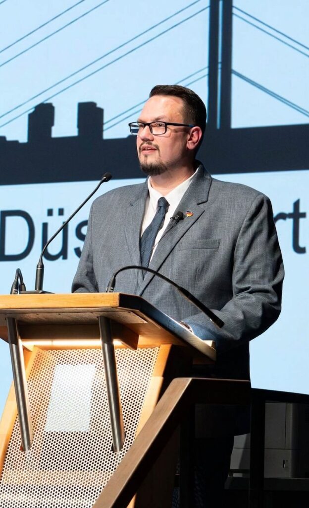 Kevin Burmeister am Rednerpult in Düsseldorf